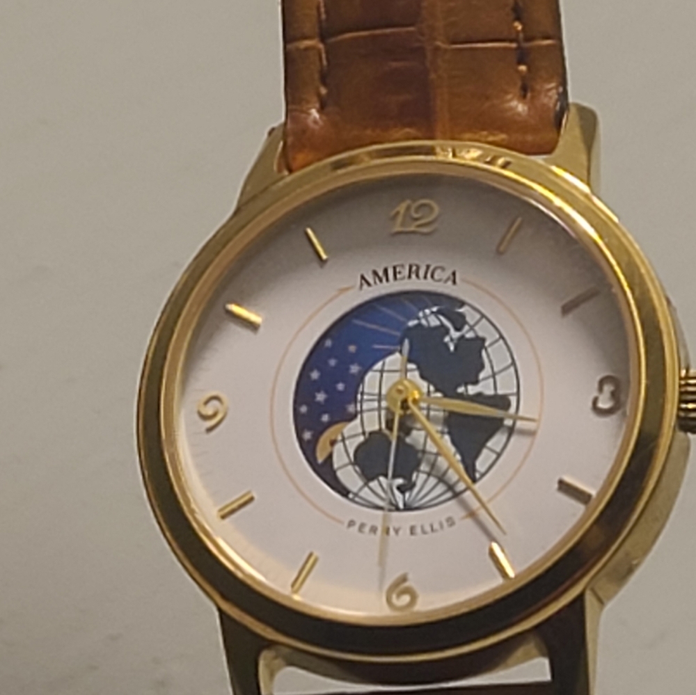 America Perry Ellis Watch - Picture 14 of 16